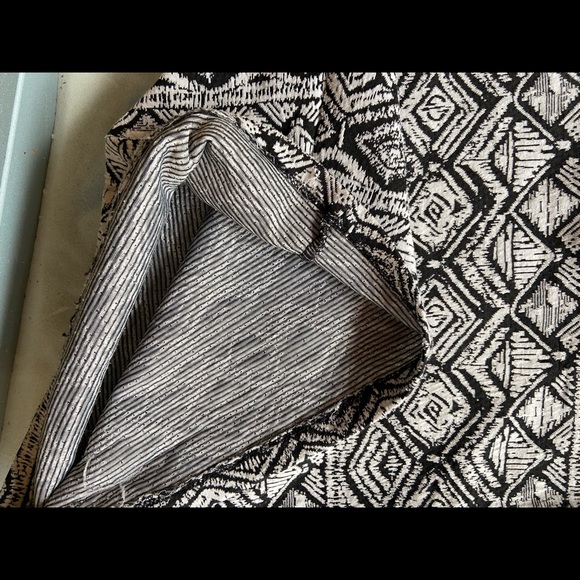 Patterned crop top, short sleeved. So cute! - Picture 5 of 6